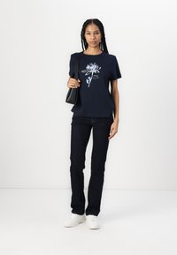 TOM TAILOR CREW NECK - Marškinėliai su spaudiniu - real navy blue