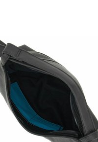 Bolso de mano de cuero negro con superficie texturizada, cierre de cremallera y un forro interior en tono teal que contrasta. Apertura amplia para un fácil acceso.