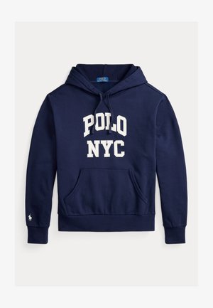 Granatowa bluza z kapturem, mieszanka bawełny, z przednią kieszenią kangur, kapturem ze sznurkiem oraz białą grafiką "POLO NYC". Małe logo na rękawie.