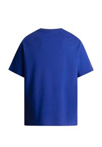 Μπλε βαμβακερό μπλουζάκι, κοντά μανίκια, στρογγυλή λαιμόκοψη, άνετη εφαρμογή. Η πίσω όψη δείχνει καθαρό σχέδιο, χωρίς σχέδια ή εμφανή λογότυπα.