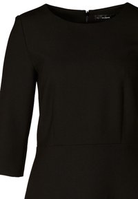 Schwarzes Kleid mit rundem Ausschnitt und dreiviertel Ärmeln. Glattes Material, taillierter Oberteil, schlichtes Design und Reißverschluss auf der Rückseite.