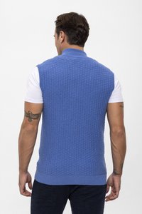 Ärmellose gestrickte Weste in Hellblau, mit einem strukturierten Muster und einem gerippten Saum. Über einem weißen Hemd getragen, für einen vielseitigen Look.