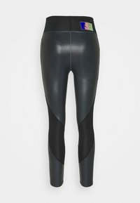 Leggings noirs taille haute avec panneaux de tissu brillants et mats, vue arrière et petit logo rectangulaire coloré sur la ceinture.