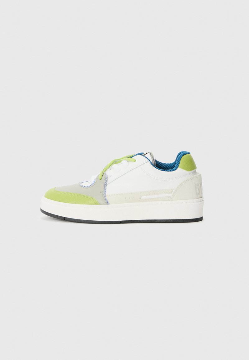 Sneaker bianca con accenti verde, grigio e blu. Presenta una tomaia texturizzata, punta tonda, lacci piatti e una suola bianca spessa con battistrada nero.