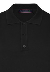 Polo nero con colletto texturizzato, tre bottoni frontali e un’etichetta che recita "FELIX HARDY." Tessuto liscio con un design classico.