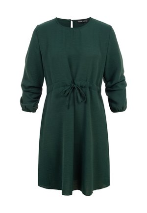 Robe vert foncé longueur genou avec manches longues, encolure ronde, poignets élastiques et ceinture nouée à la taille à l'avant.