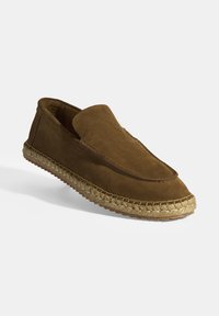 Bruine nubuck instappers met een espadrille-achtige jute zool, voorzien van een ronde neus en minimaal stikseldetail op de bovenkant.