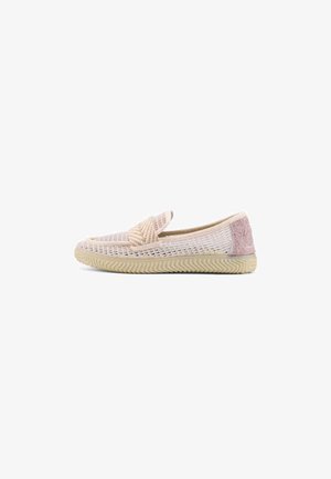 Chaussure slip-on en mesh rose clair avec détail de bride tissée et semelle en caoutchouc beige texturée, vue latérale sur fond blanc.