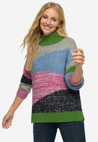 Meerkleurige gebreide trui met een hoge groene kraag, lange mouwen en geometrische patronen in tinten roze, blauw, grijs en zwart.