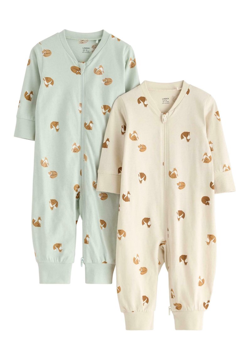 Deux combinaisons pour enfants en coton doux ; l'une est verte menthe avec des motifs de renard marron, et l'autre est écrue avec des motifs similaires.