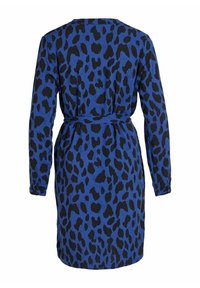 Robe bleue à manches longues, avec un motif léopard noir et une ceinture nouée à la taille. Texture de tissu lisse.