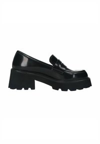 Zwarte patenten leren loafers met een brede, chunky hak, voorzien van een klassieke band detail over de bovenkant en een gestructureerde zool voor grip.