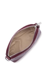Pochette ovale con zip in pelle bordeaux, con esterno texturizzato e interno liscio di colore marrone chiaro, con hardware della zip in tonalità argentata.