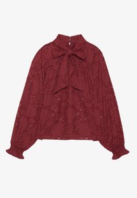 Blusa de encaje floral burdeos con mangas largas abullonadas, puños con volantes, cuello alto y un gran lazo atado en el cuello.