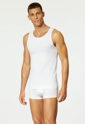 Weißes Baumwoll-Top mit rundem Ausschnitt und ärmellosem Design, kombiniert mit passenden weißen Slips, die einen engen Sitz und eine glatte Textur bieten.
