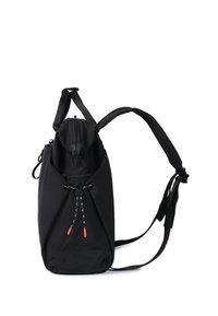 Sac à dos noir avec bretelles rembourrées réglables, poche latérale à cordon avec embouts de cordon noirs et blancs rouges, et fermeture éclair supérieure.