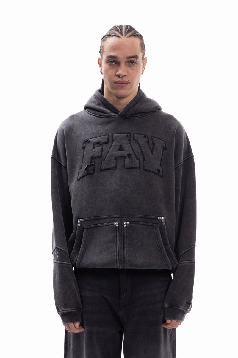 Σκούρο γκρι φούτερ με κουκούλα και το κέντημα "FAV" στο μπροστινό μέρος, μεγάλη κουκούλα, μπροστινή τσέπη και φθαρμένες λεπτομέρειες. Μαλακή υφή, άνετη εφαρμογή.