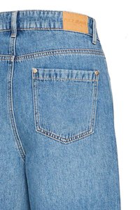Jasnoniebieskie jeansy denim z tylną kieszenią i brązową skórzaną łatką z napisem "PULZ JEANS" na pasku.