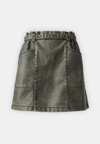 Roheline kunstnahast mini-seelik, millel on elastne vöökoht, vöölukud ja kaks esikotti. Sile tekstuur, millel on nähtavad õmbluste detailid.