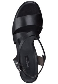 Svart lädersandal med överlappande remmar, en ankelrem med spänne och en slät svart sula. Enkel design utan mönster.