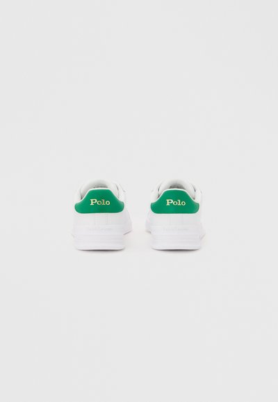 Ζευγάρι λευκά sneakers Polo με πράσινες ταμπέλες στη φτέρνα και χρυσό κείμενο "Polo", σε προβολή από πίσω πάνω σε απλό φωτεινό φόντο.