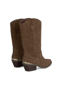 Botas western de ante marrón con punta ligeramente afilada, diseño de altura media y un detalle metálico en el tacón. Superficie texturizada, forma robusta.