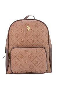 Zaino marrone a motivo con superficie testurizzata e hardware dorato, dotato di una tasca frontale con zip e un logo in rilievo sulla parte superiore.