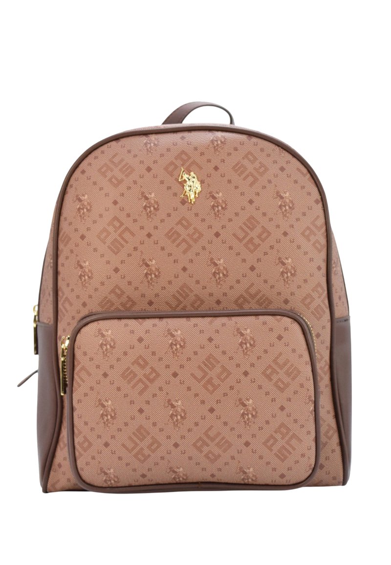Zaino marrone a motivo con superficie testurizzata e hardware dorato, dotato di una tasca frontale con zip e un logo in rilievo sulla parte superiore.