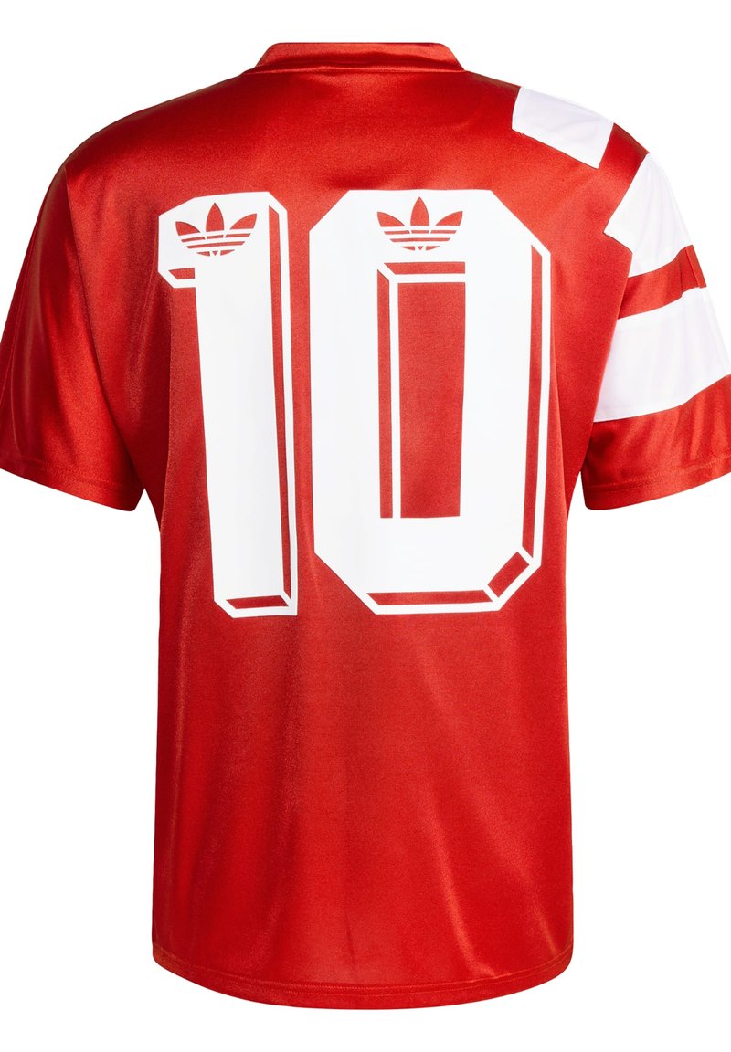 Maillot de sport rouge avec le numéro 10 en style 3D blanc et les logos trèfle Adidas au dos, ainsi que des rayures blanches audacieuses sur la manche droite.