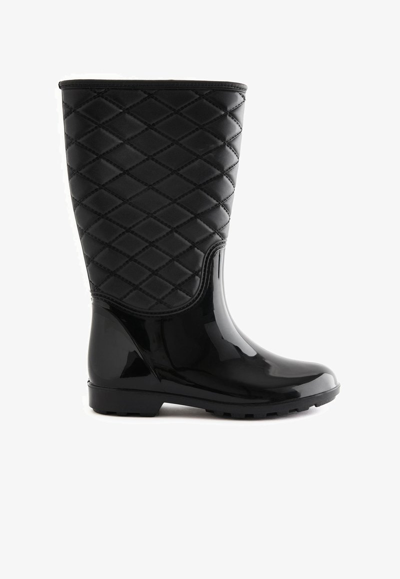 Botte de pluie noire mi-mollet avec dessus matelassé et partie inférieure brillante, semelle plate et bout arrondi.