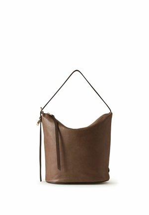 Sac seau en cuir marron avec une seule bandoulière et une fermeture éclair avec une languette allongée.