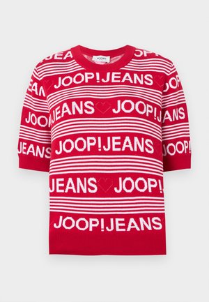 Červený krátký pletený top s bílými horizontálními pruhy a opakujícím se textem "JOOP! JEANS" a symboly srdcí na přední straně a rukávech.