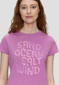 QS MIT FRONT - T-Shirt print - lavendel