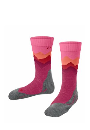 Paar knielanger Socken in Rosatönen mit orangefarbenen und roten bergähnlichen Mustern sowie grauen Fersen- und Zehenbereichen.