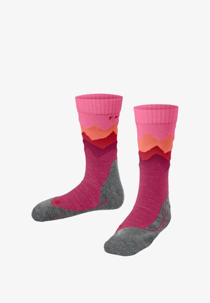 Paar knielanger Socken in Rosatönen mit orangefarbenen und roten bergähnlichen Mustern sowie grauen Fersen- und Zehenbereichen.