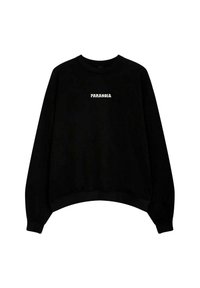 Sudadera negra con cuello redondo, corte oversize y puños acanalados. Presenta la palabra "PARANOIA" en fuente blanca en el frente.