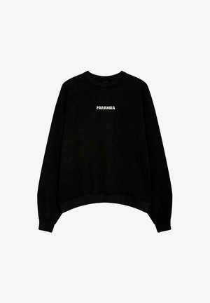 Sudadera negra con cuello redondo, corte oversize y puños acanalados. Presenta la palabra "PARANOIA" en fuente blanca en el frente.