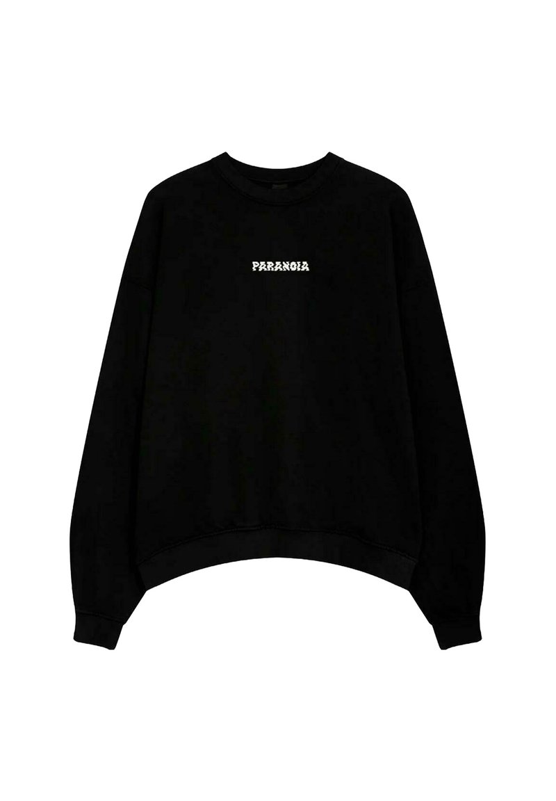 Sudadera negra con cuello redondo, corte oversize y puños acanalados. Presenta la palabra "PARANOIA" en fuente blanca en el frente.