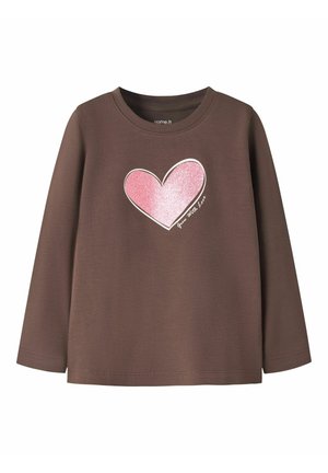 Chemise marron à manches longues avec un grand cœur rose pailleté et le texte « Grow With Love » sur le devant.
