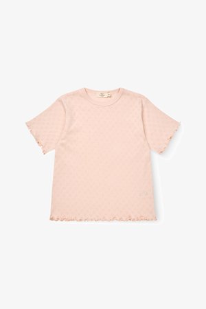 Cămașă roz deschis cu mâneci scurte, cu un mic model de perforații, guler rotund și margini cu volane la mâneci și tiv.