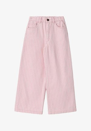 Pantalon large rose à rayures verticales blanches, taille élastique, bouton à l'avant et poches.