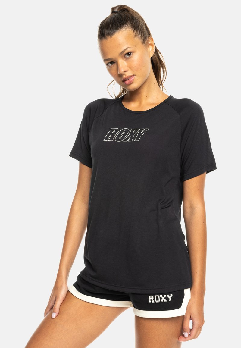 Czarny T-shirt z logo "ROXY" w białej czcionce, krótki rękaw, okrągły dekolt, wykonany z gładkiego materiału, zestawiony z czarnymi szortami z białymi akcentami.