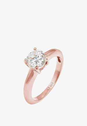 Rosegoldring mit einem runden, klaren Edelstein, der in vier Krappen gefasst ist, und einem glatten Ringkopf, innen mit "925" gestempelt.