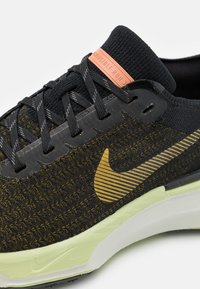 Nike Performance INVINCIBLE 3 - Tenisice za cestovno trčanje - black/bronzine/olive aura/amber brown/sea glass