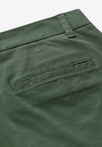 Next REGULAR FIT STRAIGHT LEG STRETCH - Chino hlače - dark green