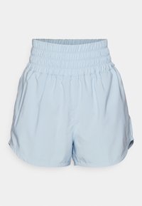 Ljusblå shorts med elastisk midja, tillverkade av ett smidigt tyg, med löst sittande ben och sidöppningar för ökad komfort.