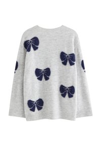 Pulover tricotat gri deschis cu mâneci lungi, decorat cu mai multe modele de fundițe pufoase de culoare albastru închis împrăștiate pe material.