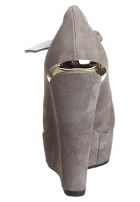 Šedý semišový vysoký podpatek s špičatou špičkou a výřezy, se zlatým akcentem u paty a masivní platformovou podrážkou.