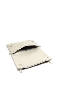 Harmaa nahkainen clutch-laukku, jossa on vetoketjulla suljettava pääsy, napin painalluksella varustetut yksityiskohdat ja sileä pinta. Avattuna paljastaa tilavan sisäosan.