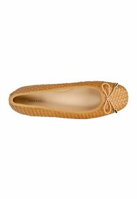 Geweven tan ballerina met een ronde neus, een zachte binnenkant, een klein strikdetail aan de voorkant en een subtiele metallic accenten aan de zijkant.